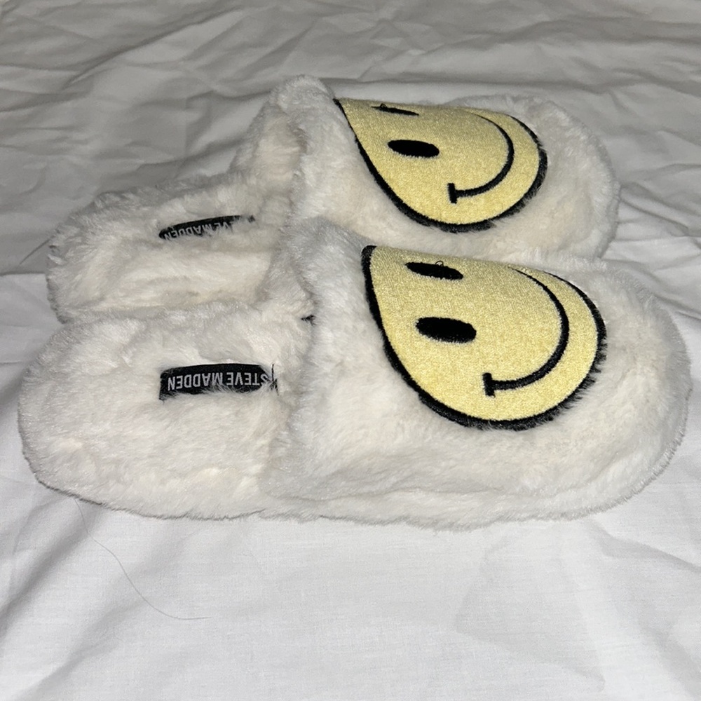 BRAND NEW Steve Madden Smiley Slippers - Picture 2 of 4